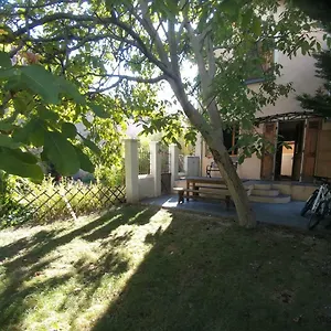 https://mon-petit-jardin-de-ville.hotels-rhonealpes.com